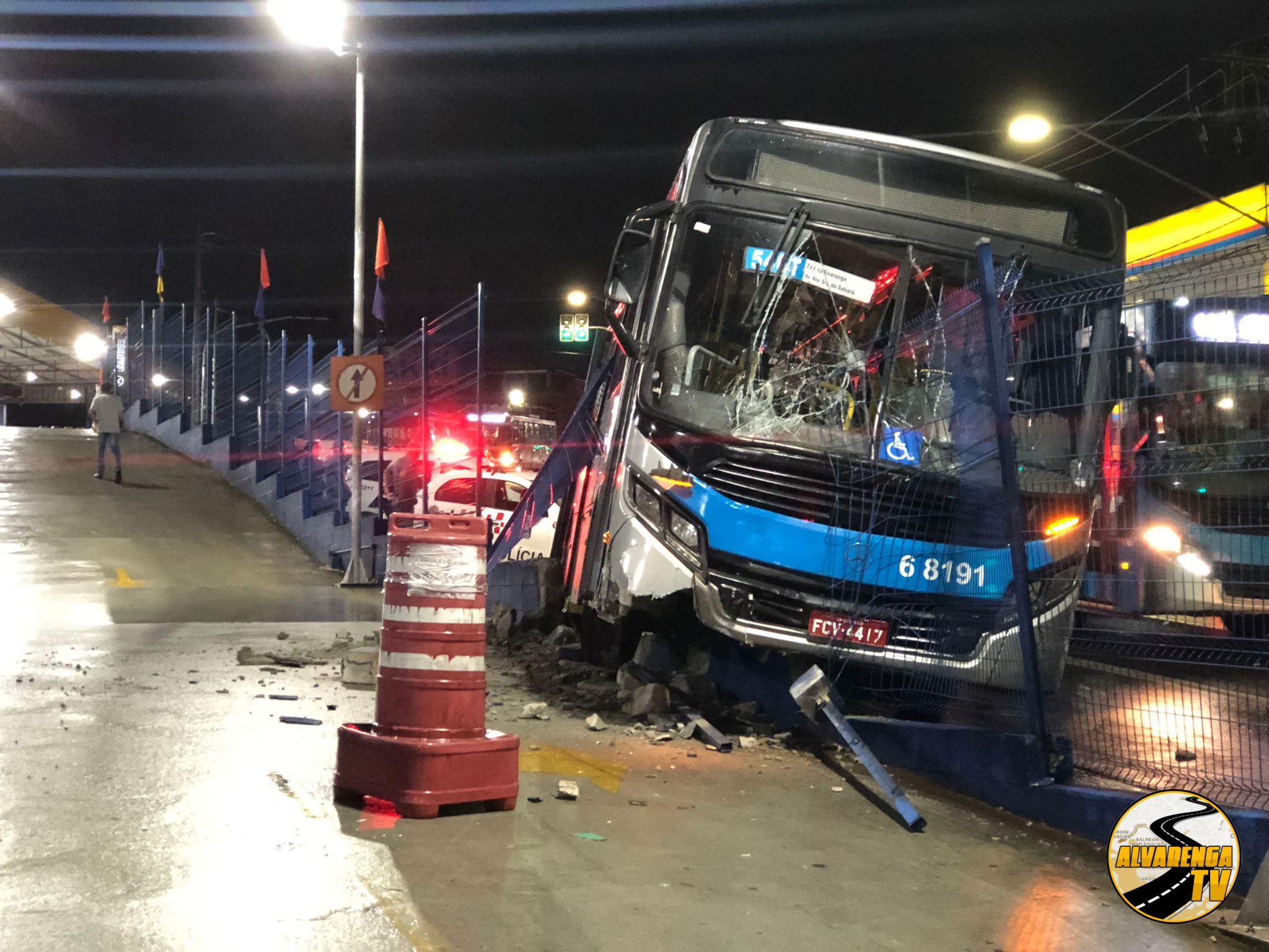 Ônibus perde freios e bate em muro na Estrada do Alvarenga